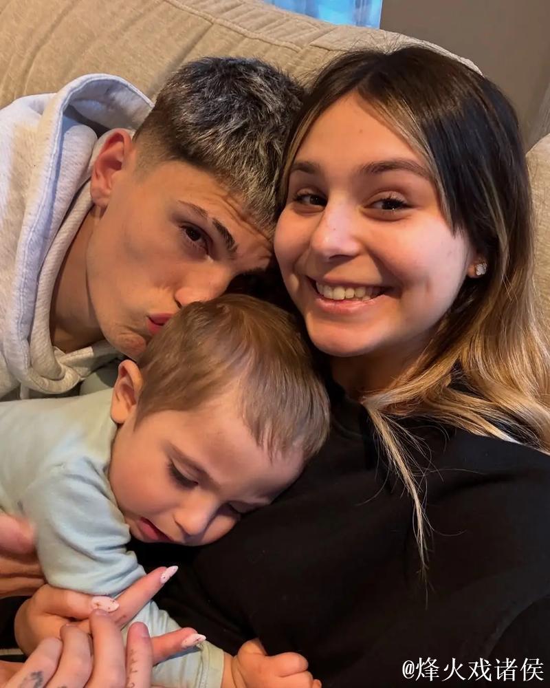 加纳乔希望留在英格兰,星期一现身理发店与粉丝合影 加纳乔希望留在英格兰,星期一现身理发店与粉丝合影