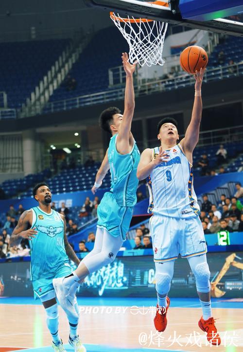 CBA-米奇双双表现抢眼 阿不都14+10 青岛男篮击败新疆